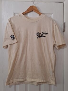 MLB New York Yankees cream color, size M